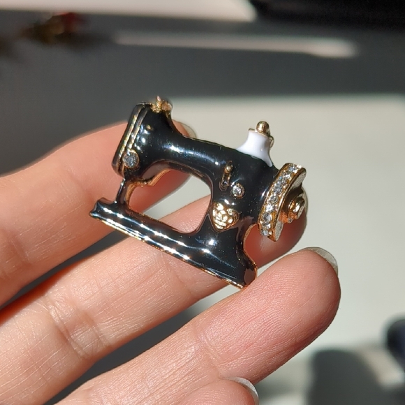 Jewelry - 635 Elegant Black and Gold Sewing Machine Brooch